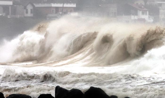 韓國濟(jì)州島浪高雨急