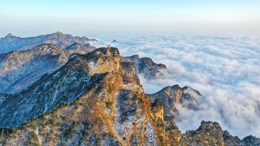 河南南陽(yáng)：雪山云海入畫來(lái)