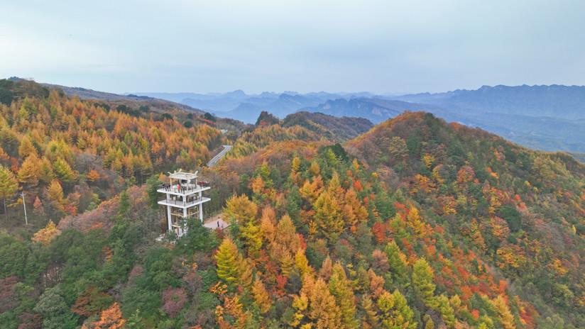 四川米倉(cāng)山大峽谷如天然五彩畫卷