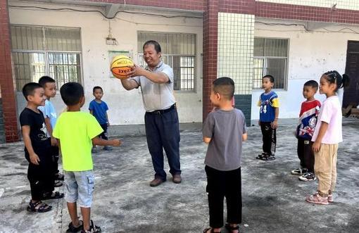 廣西德保山村“全科”老師點亮學子未來路