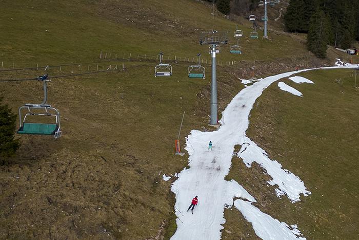 歐洲極端暖冬 阿爾卑斯山滑雪場滿眼綠色